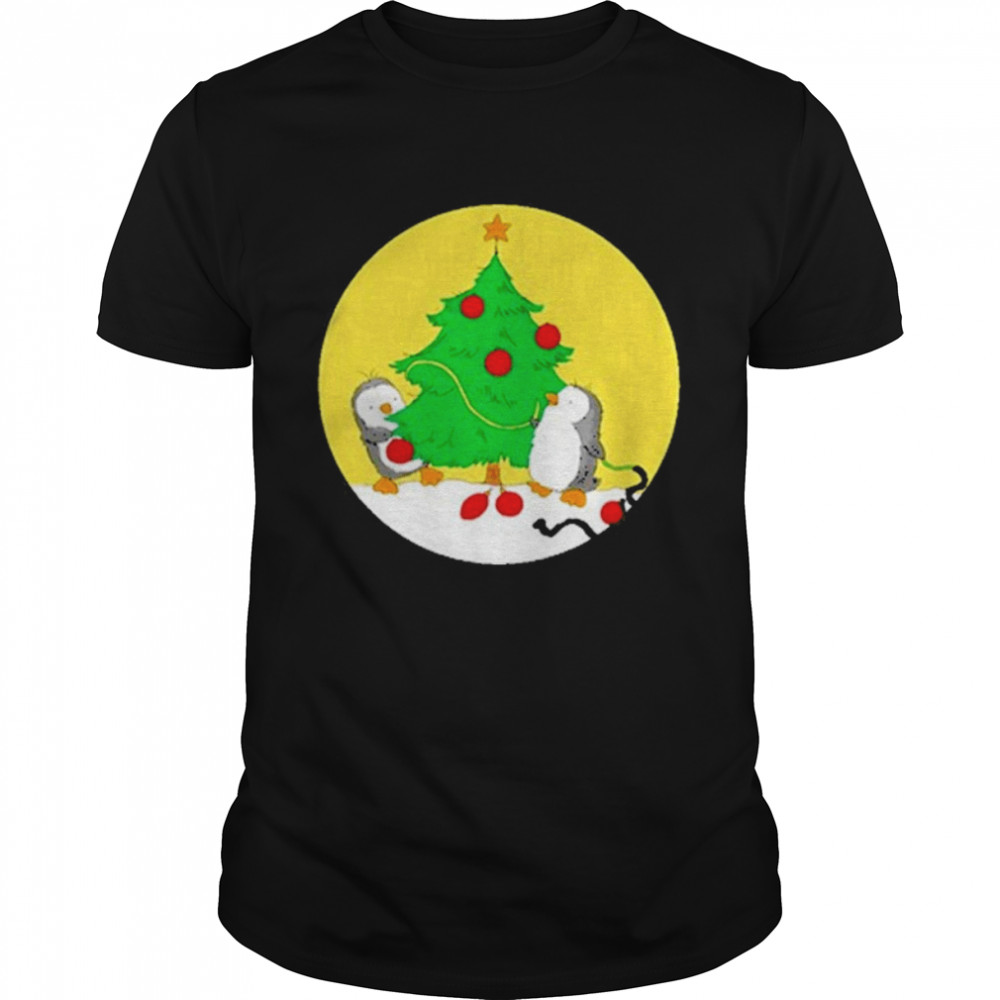 penguins decorating christmas tree shirt Classic Men's T-shirt