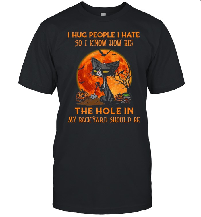 Black cat I hug people I hate so I know how big the hole in my back yard should be Halloween shirt Classic Men's T-shirt